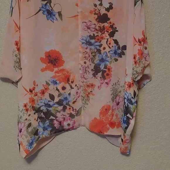 Esley short sleeve floral print kimono. Size medium - Picture 2 of 4